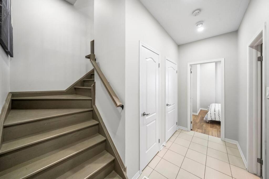 Modern 4 Level Home-Game Room/Parking/Near Airport Mississauga Exterior photo