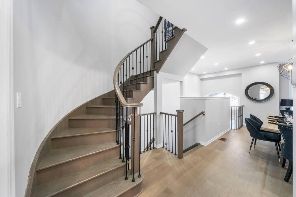 Modern 4 Level Home-Game Room/Parking/Near Airport Mississauga Exterior photo