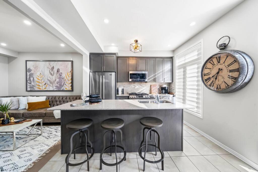 Modern 4 Level Home-Game Room/Parking/Near Airport Mississauga Exterior photo